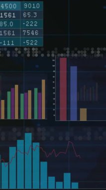 Siyah arkaplan üzerinden finansal veri işleme animasyonu. Küresel iş, bağlantılar, hesaplama ve veri işleme kavramı dijital olarak oluşturulmuş video.