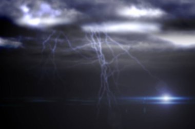 Fırtınada bulutlu gökyüzüne karşı çatallı şimşek