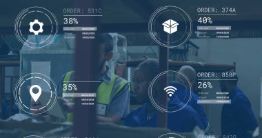 Depoda mavi üniforma giyen dört fabrika işçisi hologramlarla birlikte sipariş kodlarını inceliyor. Endüstriyel, lojistik, otomasyon, imalat, takım çalışması, dijital, şirket