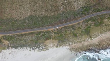 Deniz kıyısındaki dağın havadan görünüşü