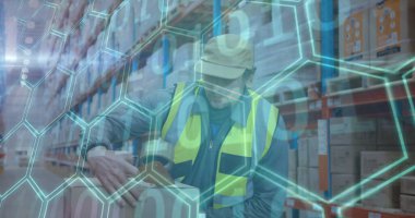Güvenlik yeleği giyen bir depo çalışanı koridorda bant kesiciyle kutuları mühürlüyor ve veri örtüsü var. Üretim, lojistik, otomasyon, sanayi, üretkenlik, teknoloji, güvenlik