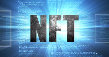 Parlak metalik desenli NFT kısaltması sanal siber uzay arayüzünde kod parçacıklarıyla yayılıyor. Fütürist, dijital, teknoloji, engelleme zinciri, siber, soyut, yenilik