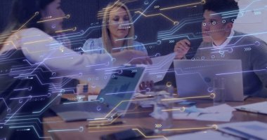 Ofisteki profesyoneller ofis masasındaki cihazlar ve çizelgeler üzerinde işbirliği yapıyorlar. Teknoloji örtüşüyor. İşbirliği, takım çalışması, yenilik, teknoloji, analitik, modern, kurumsal