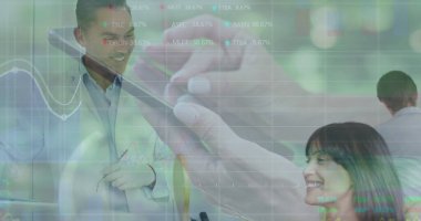 Ofis masalarında gözlük ve kalem tutan yetişkin bir adam, tablet ve veri örtüleriyle. Şirket, finans, yenilik, takım çalışması, dijital, profesyonel, üretkenlik