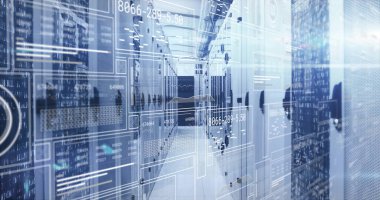 LED panellerin altında sunucu dolaplarıyla kaplı veri merkezi koridoru gösteriliyor, HUD kaplamalı. Teknoloji, yenilik, dijital, altyapı, ağ oluşturma, modern, gelecekçi