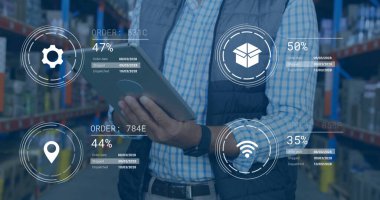 Depo çalışanı depo koridorundaki dijital düzen grafiklerini tabletle izliyor. Sanayi, lojistik, teknoloji, envanter, analitik, depolama, verimlilik