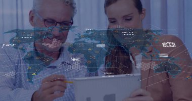 Ofisteki tablet üzerindeki verileri dünya haritasıyla eşleştiren iş ortakları. Şirket, yenilik, teknoloji, takım çalışması, modern, analitik, dijital