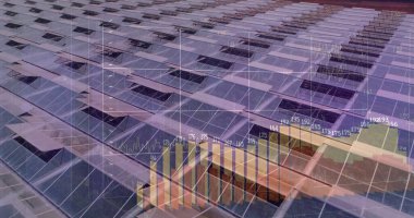 Güneş çiftliğindeki montaj rayları üzerindeki açılı fotovoltaik paneller çubuk çizelgelerini gösteriyor. Yenilenebilir, sürdürülebilirlik, teknoloji, yenilik, mühendislik, temizlik enerjisi, modern