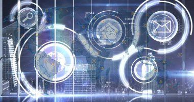 Holografik HUD çemberleri yansıtılıyor ve komuta merkezinde dünya simgeleriyle veri örtüşmeleri gösteriliyor. Gelecekçi, teknoloji, yenilik, dijital, kentsel, gösterişli, modern