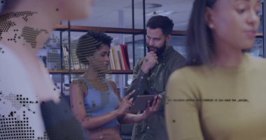 Ofisteki verileri kitaplıklarla incelerken içerik meslektaşının tablet göstermesi. İşbirliği, takım çalışması, profesyonel, çalışma alanı, modern, eğitim, iletişim