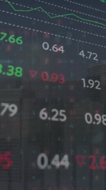 Şehir burnu üzerinde finansal veri işleme animasyonu. Küresel iş, finans, hesaplama ve veri işleme kavramı dijital olarak oluşturulmuş video.