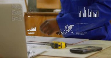 Tulumlu bir adam, mühendisliğe rehberlik eden hareketli grafiklerle düz çizim planı seçiyor. Teknik, işçilik, yenilik, ölçüm, analiz, hassasiyet, yapı