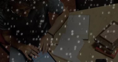 Teknoloji öğrencisi tablet tıklayarak verileri görselleştirmek için not defteri kalınlaştırıyor. Dijital, eğitim, yenilik, programlama, analiz, üretkenlik, modern