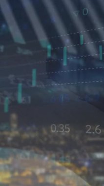 Şehir manzarası üzerinde finansal veri işleme animasyonu. Küresel iş, finans, bağlantılar, hesaplama ve veri işleme kavramı dijital olarak oluşturulmuş video.