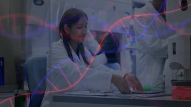 Laboratuvar bilim adamı, meslektaşı santrifüj yüklerken tablet kaydırma çizelgesini analiz ediyor. Biyomedikal, araştırma, laboratuvar, profesyonel, bilimsel, işbirliği, yenilikçi