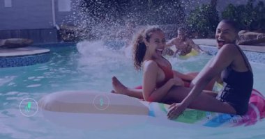 Arkadaşlar havuzda yüzen iki kadına eğlence olsun diye su sıçratıyor. Çevre teknisyenlerinin ikonlarını serbest bırakıyorlar. Boş zaman, rahatlama, yaz, canlılık, eğlence, sürdürülebilirlik, teknoloji