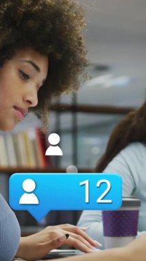 Ofisteki çeşitli iş adamları üzerinde sosyal medya veri işleme animasyonu. Küresel iş, finans, hesaplama ve veri işleme kavramı dijital olarak oluşturulmuş video.