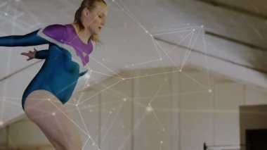 Jimnastikçi tramboline yaslanıyor ve sporda dönüşümü gösteren dijital bir kaplama sergiliyor. Akrobat, atletizm, dinamik, performans, eğitim, hareket, güç