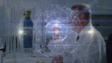 Kıdemli erkek bilim adamının, teknoloji laboratuarında parlayan ağ düğümlerini incelediği hologram üzerine. Yenilikçi, gelecekçi, araştırma, dijital, bağlantı, teknoloji, görselleştirme