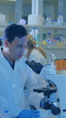 Laboratuvarda çalışan çeşitli bilim adamları üzerindeki bağlantı ağının animasyonu. Küresel bilim, bağlantılar ve dijital arayüz konsepti dijital olarak oluşturulmuş video.