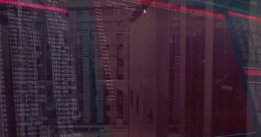 Kırmızı neon ışını sunucu raflarını süpürüyor. Bu da veri görselleştirmesi için kodların yoğunlaşmasına neden oluyor. Teknoloji, siber güvenlik, dijital, fütüristik, endüstriyel, ağ, veri