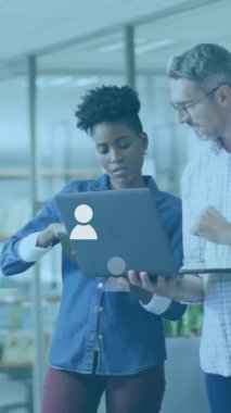 Proje üzerinde takım işbirliği animasyonu, modern ofisteki iş adamları üzerinde tartışıyoruz. Takım çalışması, beyin fırtınası, şirket, yenilik, başlangıç, profesyonel