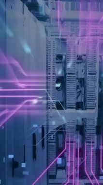 Bilgisayar sunucularında devre kartı ve veri işleme animasyonu. Dijital olarak oluşturulmuş küresel bağlantılar, hesaplama ve veri işleme kavramı.