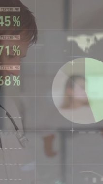 Doktorlar ve hastalar üzerinde veri işleme animasyonu. Küresel tıp, bilgisayar ve dijital arayüz kavramı dijital olarak oluşturulmuş video.