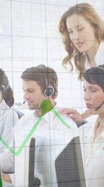 Ofisteki çeşitli iş adamları üzerinde veri işleme animasyonu. Küresel iş ve dijital arayüz kavramı dijital olarak oluşturulmuş video.