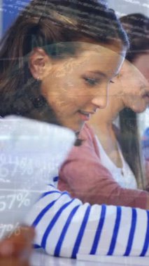 Küresel animasyon, sınıftaki kablosuz teknolojiyi kullanan çok ırklı öğrencilerin veri işlemesi. Dijital bileşim, çoklu pozlama, eğitim, öğrenme, iletişim.