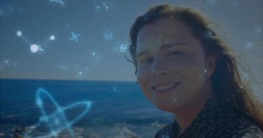 Sahilde duran bir kadın ortaya çıkan, sürüklenen, kafasını denize çeviren, sükuneti bulan teknolojik şekilleri fark ediyor. Dijital, düşünceli, gelecekçi, dinginlik, doğa, keşif, yenilik