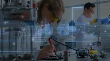 Kadın teknisyen lehimleme tahtası ve dijital kaplamaları etkinleştirirken erkek araştırma için pipet yapıyor. Bilim adamı, yenilik, fütüristik, kesinlik, işbirliği, bilim, teknoloji