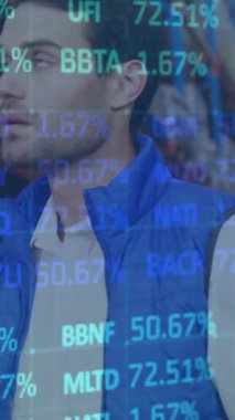 Depoda çalışan adamın finansal veri işleme animasyonu. küresel gönderim ve bağlantılar konsepti dijital olarak oluşturulmuş video.