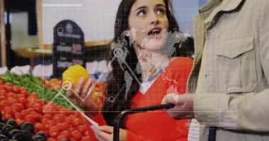 Bakkal koridorundaki sarı dolma biberi kaldıran kadın animasyon kene ile penayı doğruluyor. Taze ürün, çift, alışveriş, süpermarket, sağlıklı, organik, modern