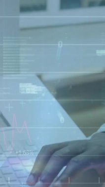 Ofisteki iş adamının finansal veri işleme animasyonu. Küresel iş, finans, bilgisayar ve veri işleme kavramı dijital olarak oluşturulmuş video.