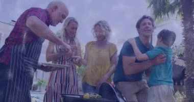 Havuz başında maşa kullanan yaşlı bir adam, aile yemeği hazırlarken kadınlar şişleri tatlandırıyor. Aile, açık hava yemekleri, arka bahçe, çok nesilli, boş zaman, toplum, kırsal