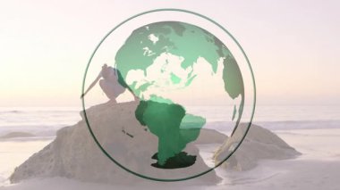 Bir kadın kayadan sahile iniyor. Yerküre görünür ve ana hatlarını belirlerken okyanusa bakıyor. Deniz manzarası, tefekkür, ufuk, dinginlik, farkındalık, bağlantı, keşif