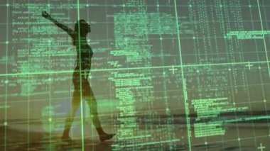 Solda beliren kadın silueti günbatımı sahili boyunca yürümeye başlıyor. Teknolojik kod şebekesi değişiyor. Siluet, sahil, gün batımı, kıyı şeridi, dijital, geleceksel, sükunet