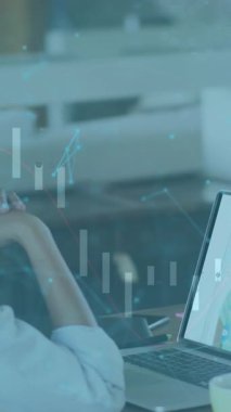 Bilgisayardaki video görüntülerinde beyaz iş kadını üzerine çevrimiçi güvenlik kilidi animasyonu. iş, finans ve veri işleme kavramı dijital olarak oluşturulmuş video.