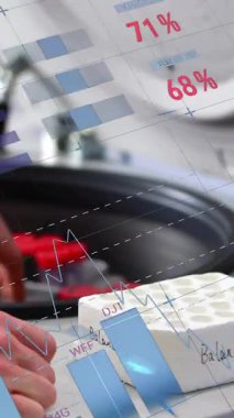 Laboratuvarda test tüpleriyle uğraşmak, grafik ve grafik animasyonlarıyla bilimsel verileri analiz etmek. Bilim, araştırma, deney, analiz, bilim adamı