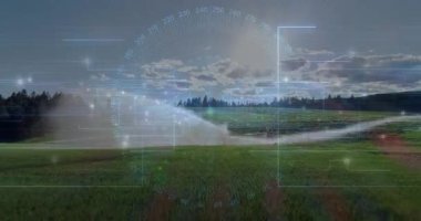 Güneş ışığı sönen pivot sulama başlığını kaplamaya başlıyor. Dönen su yayı ekinleri izliyor. Tarım, kesinlik, teknoloji, tarım, sürdürülebilir, çevresel, modern