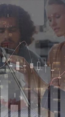 Çeşitli insan grupları üzerinde veri işleme animasyonu. küresel bilim, bağlantılar, veri işleme ve dijital arayüz kavramı dijital olarak oluşturulmuş video.