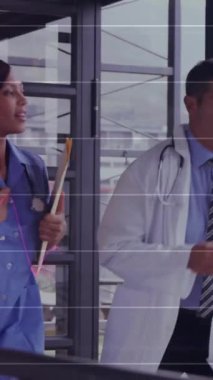 Hastanede koşan çeşitli doktorların diyagramlarının ve veri işlemelerinin animasyonu. Küresel tıp ve dijital arayüz kavramı dijital olarak oluşturulmuş video.