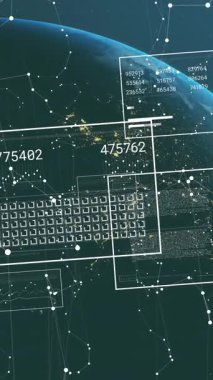 İletişim ağları ve uzaydaki dünya üzerinde veri işleme. Küresel iletişim ağı, veri ve dijital arayüz teknolojisi, dijital olarak oluşturulmuş video.