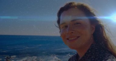 Kafasını deniz taşlı kıyı güneşine doğru eğen kadın, teknoloji pazarlaması için merceklerin kıvrılmasına neden oluyor. Kıyı, huzur, tefekkür, atmosfer, manzara, doğal, ilham verici.