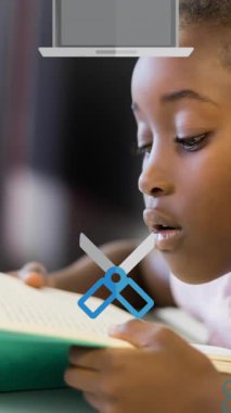Okul ikonlarının Afro-Amerikan kız kitapları üzerindeki animasyonları. Küresel eğitim, öğrenme, bağlantılar, dijital arayüz ve dijital olarak oluşturulmuş video işleme kavramı.