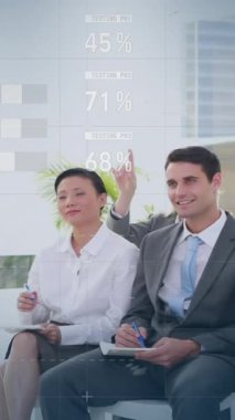 Seminerde soru soran çeşitli meslektaşların üzerinde hareket eden bilgi arayüzü animasyonu. Dijital bileşim, iş, birlikte, yükselen el, rapor, veri, toplantı, eğitim ve ofis.