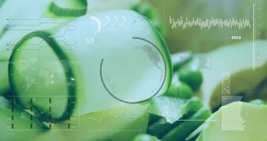 Salatalık halkalarını gösteren makro açılışta avokado dilimi HUD grafikleri olarak gösteriliyor. Teknoloji, yenilik, veri görselleştirme, sağlık, beslenme, dijital sanat, modern