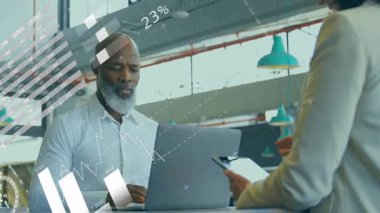 Meslektaşı iş değerlendirmesi için tablet animasyon çizelgeleri hazırlarken erkek bilgisayarda daktilo kullanıyor. Danışman, analitik, dijital, kurumsal, çalışma alanı, profesyonel, işbirlikçi