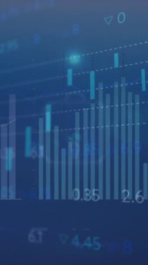 Işıldayan pil simgesi üzerindeki istatistiksel veri işleme animasyonu mavi arkaplan üzerinde. Bilgisayar arayüzü ve iş veri teknolojisi kavramı